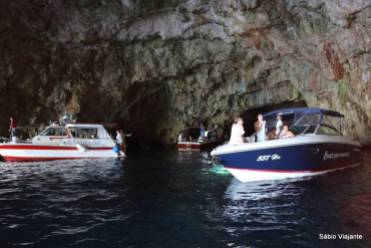 Na gruta verde os barcos são permitidos